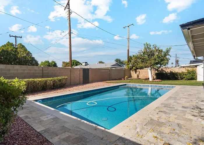 Holiday home Renovated With Pool 3 Miles From Old Town *