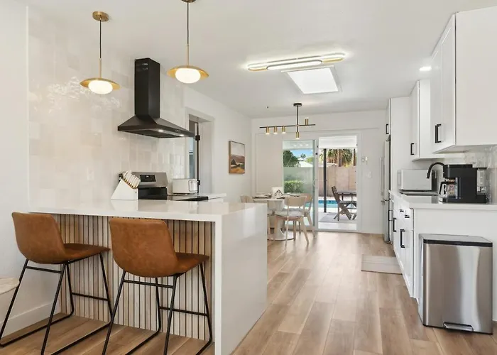 Holiday home Renovated With Pool 3 Miles From Old Town *