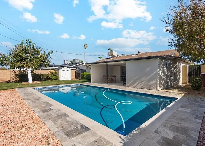 Holiday home Renovated With Pool 3 Miles From Old Town